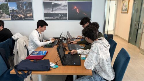 Caltanissetta, dall’ITET “Rapisardi-Da Vinci” alla STMicroelectronics a Catania: quattro studenti in full immersion tra microcontrollori e IA