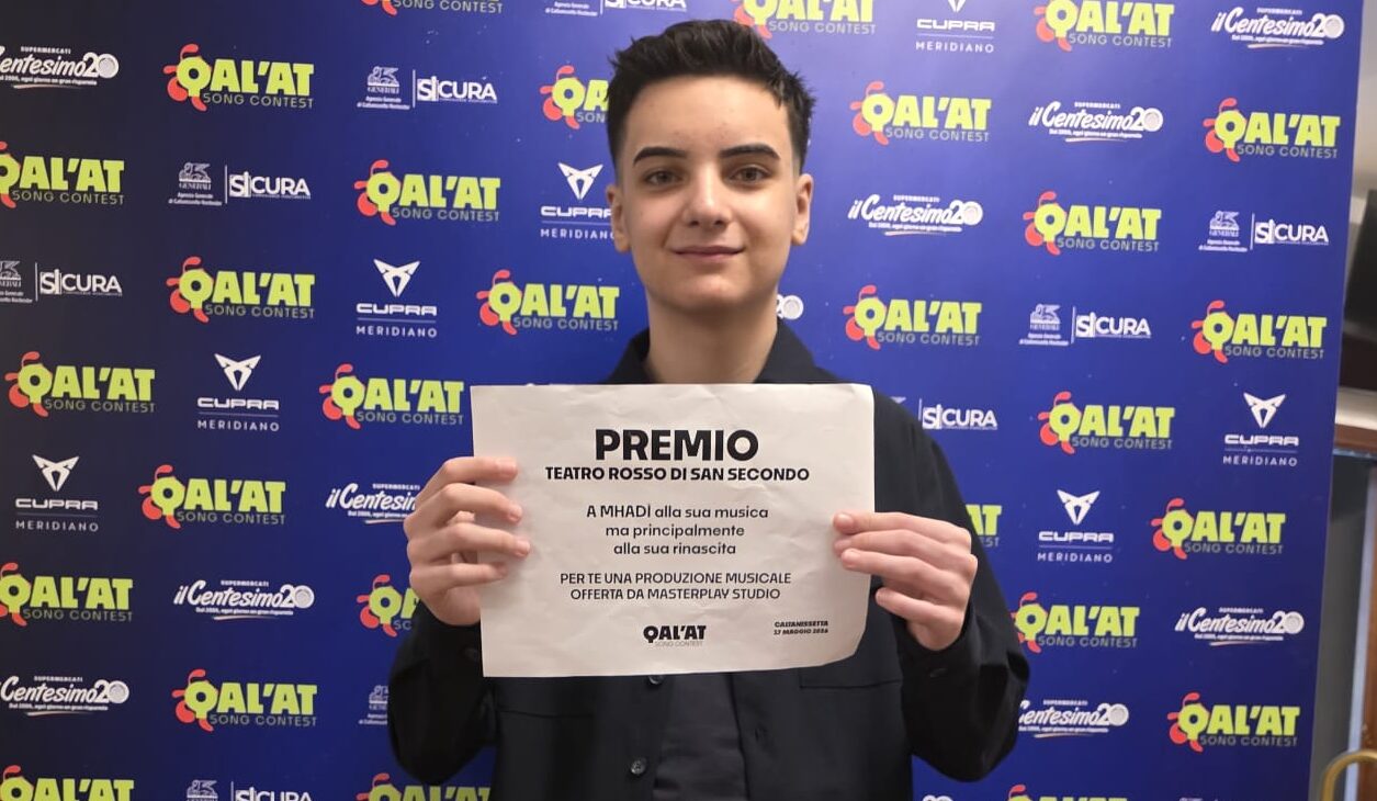 Caltanissetta, il nisseno Mhadì incanta il pubblico al “Qalat Song Contest”: la musica come messaggio di rinascita e speranza