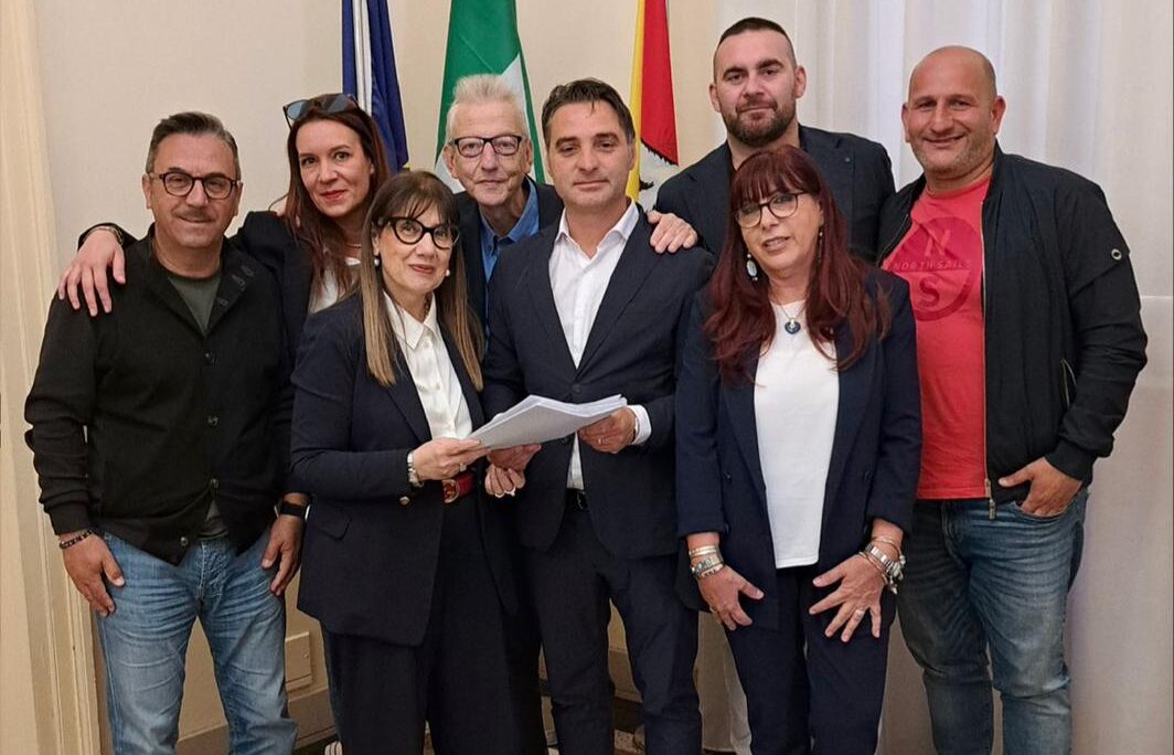 Caltanissetta, cittadinanza onoraria a Luca Giovannone: il Comitato promotore consegna quasi 1000 firme al presidente del Consiglio Comunale