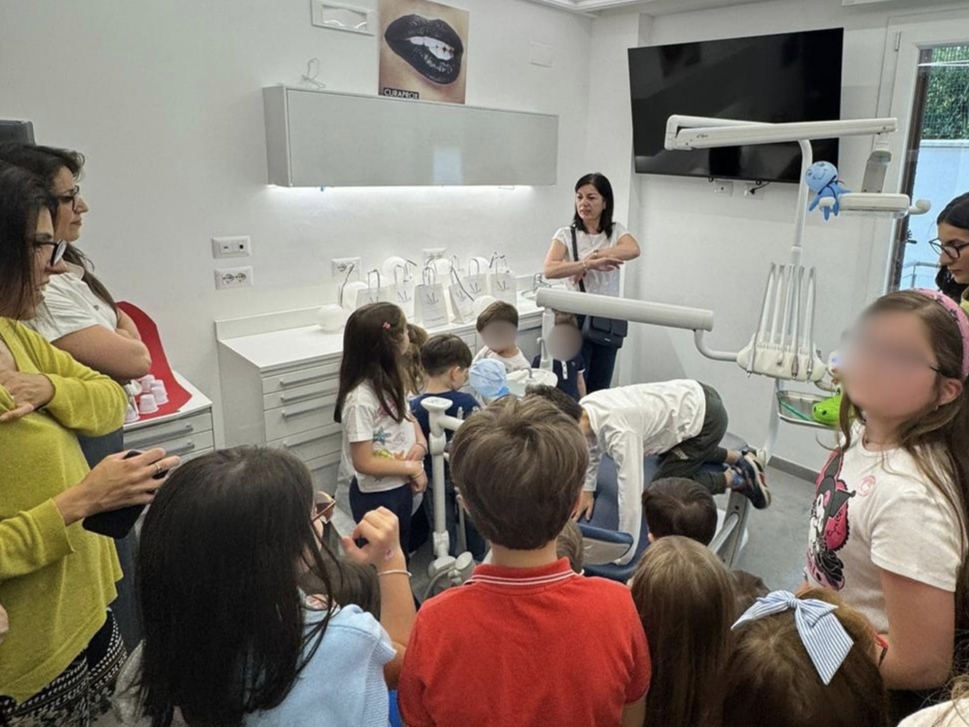 Caltanissetta, lo Studio Odontoiatrico Insalaco apre le porte alla fantasia: successo per la tappa di “Cam-Camini”