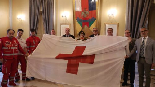 Caltanissetta celebra la Croce Rossa Italiana: la bandiera della CRI sventola sui palazzi comunali