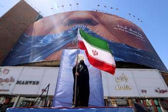 Iran, Teheran spara contro navi Usa e avverte: “Basi americane sono obiettivi legittimi”