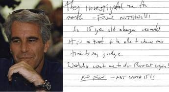 Jeffrey Epstein, il biglietto choc prima della morte: “Indagato per mesi, non hanno trovato nulla”