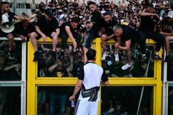 Juventus, tifoso in ospedale dopo scontri. La richiesta alla squadra: “Non giocate”