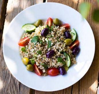 La salute nel piatto? “Insalata di farro con olive e prosciutto pranzo top”, il consiglio del nutrizionista