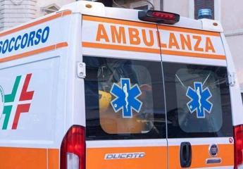 Livorno minaccia vigili con un coltello, agente spara e ferisce senzatetto