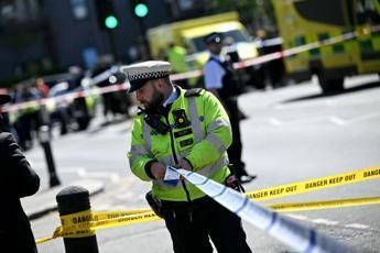 Londra, incendio doloso in ex sinagoga: indaga l’antiterrorismo. Vertice a Downing Street su antisemitismo
