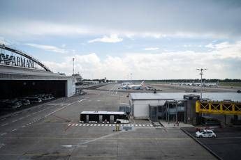 Milano, mezzo urta muso di un aereo a Linate: disagi già rientrati