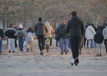 Monopattini elettrici, conto alla rovescia per l’obbligo di targa: la scadenza e le multe, cosa fare