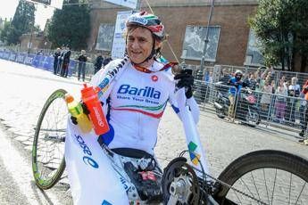 Oggi i funerali di Alex Zanardi a Padova: persone in coda da ore, la sua handbike sull’altare