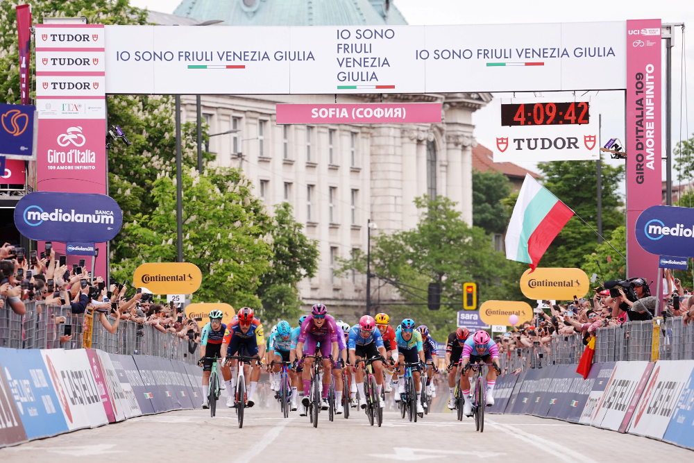 Paul Magnier vince la terza tappa del Giro d’Italia. Guillermo Thomas Silva rimane in Maglia Rosa