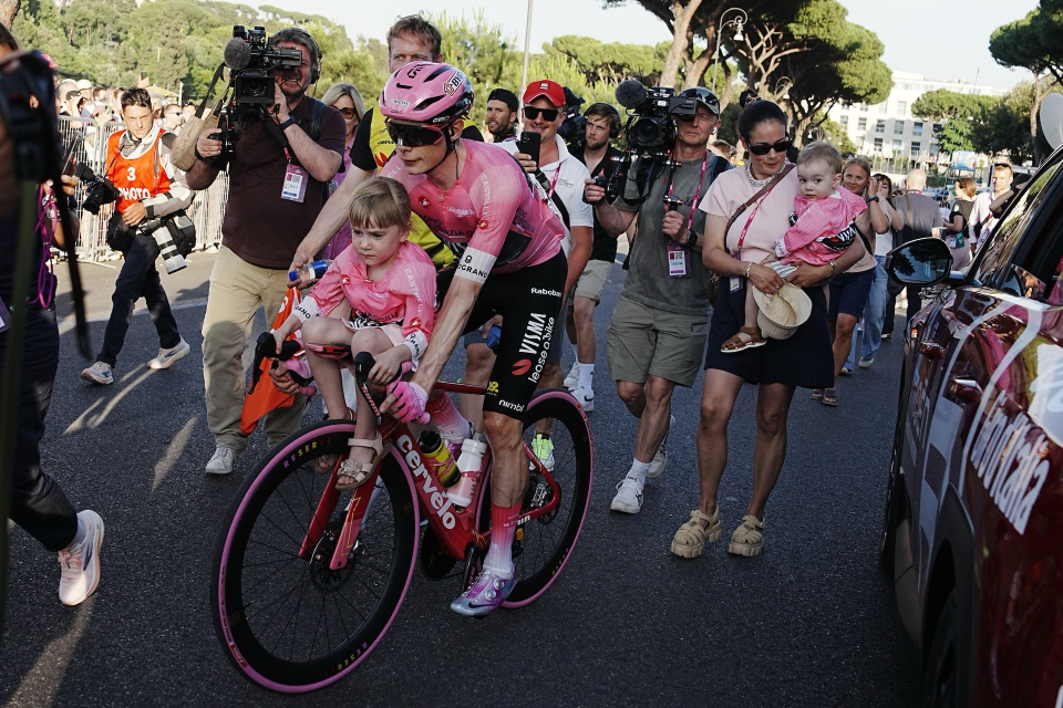 Jonas Vingegaard vince il Giro d’Italia 2026. Jonathan Milan si aggiudica la ventunesima tappa