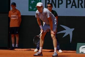 Crollo Sinner al Roland Garros, sta male ed è eliminato