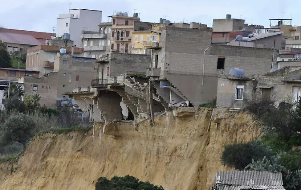 Niscemi: crolla palazzina, era gia’ in bilico su costone