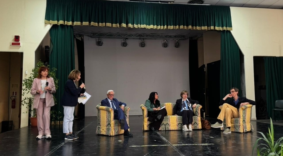 Caltanissetta, confronto e testimonianza al “Ruggero Settimo” con la presentazione del libro “Lotta alle mafie. Antologia di voci per raccontare la mafia ai ragazzi” di Simona Barberio