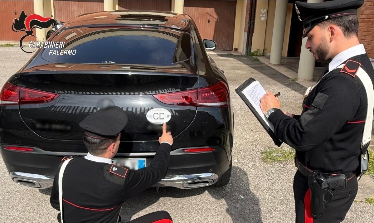 Falso diplomatico su un’auto senza patente, arrestato a Palermo