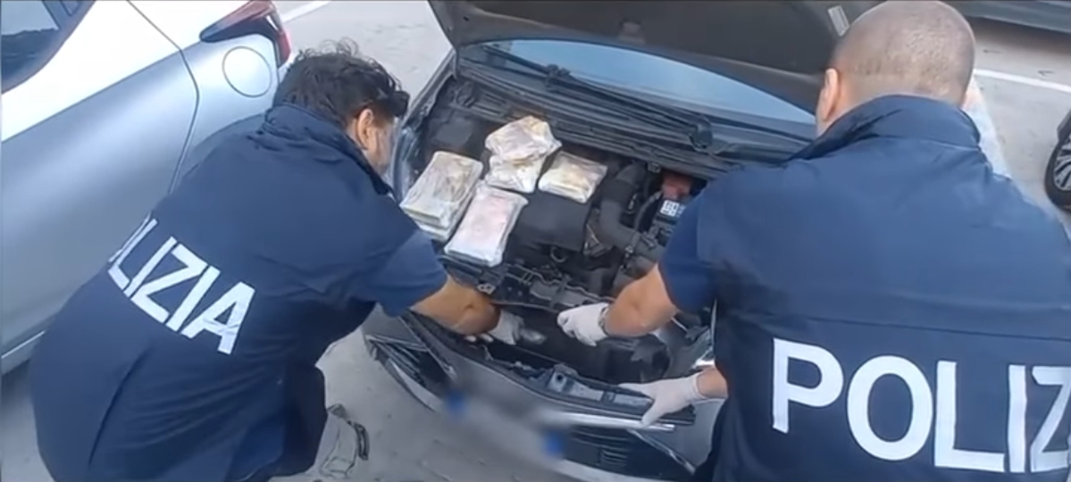 Intercettati sulla A18 Messina-Catania con 27,7 kg di stupefacenti, arrestati dalla Polizia