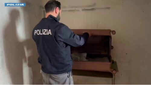 Tre chili e mezzo di marijuana e hashish nascosti in un garage del centro storico a Gela, 25enne arrestato dalla Polizia