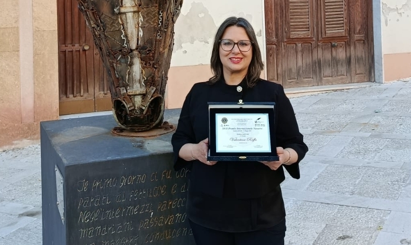 La scrittrice e giornalista Valentina Raffa conquista il primo posto al XVII Premio Internazionale Navarro con il romanzo “Assurdo ma vero”