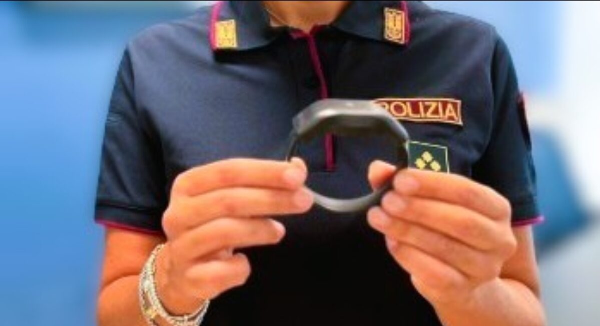 Caltanissetta, recide il braccialetto elettronico e fa scattare l’allarme in Questura: 50enne arrestato dalla Polizia