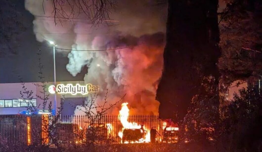 Incendio nella ditta di autonoleggio Sicily by Car a Villagrazia di Carini, distrutte 10 auto