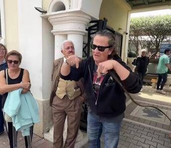 Sigilli ai Bagni Vittoria, Enzo Salvi protesta: “State rovinando Ostia”