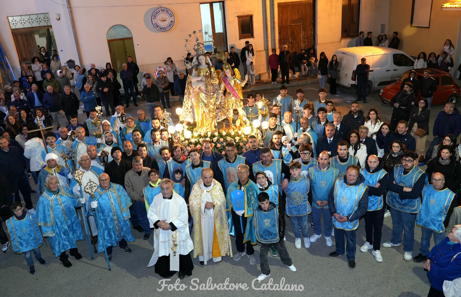 Mussomeli, “Santariisi” e Confraternita portano in processione “Maria di li Vaneddri”. Comunità in festa