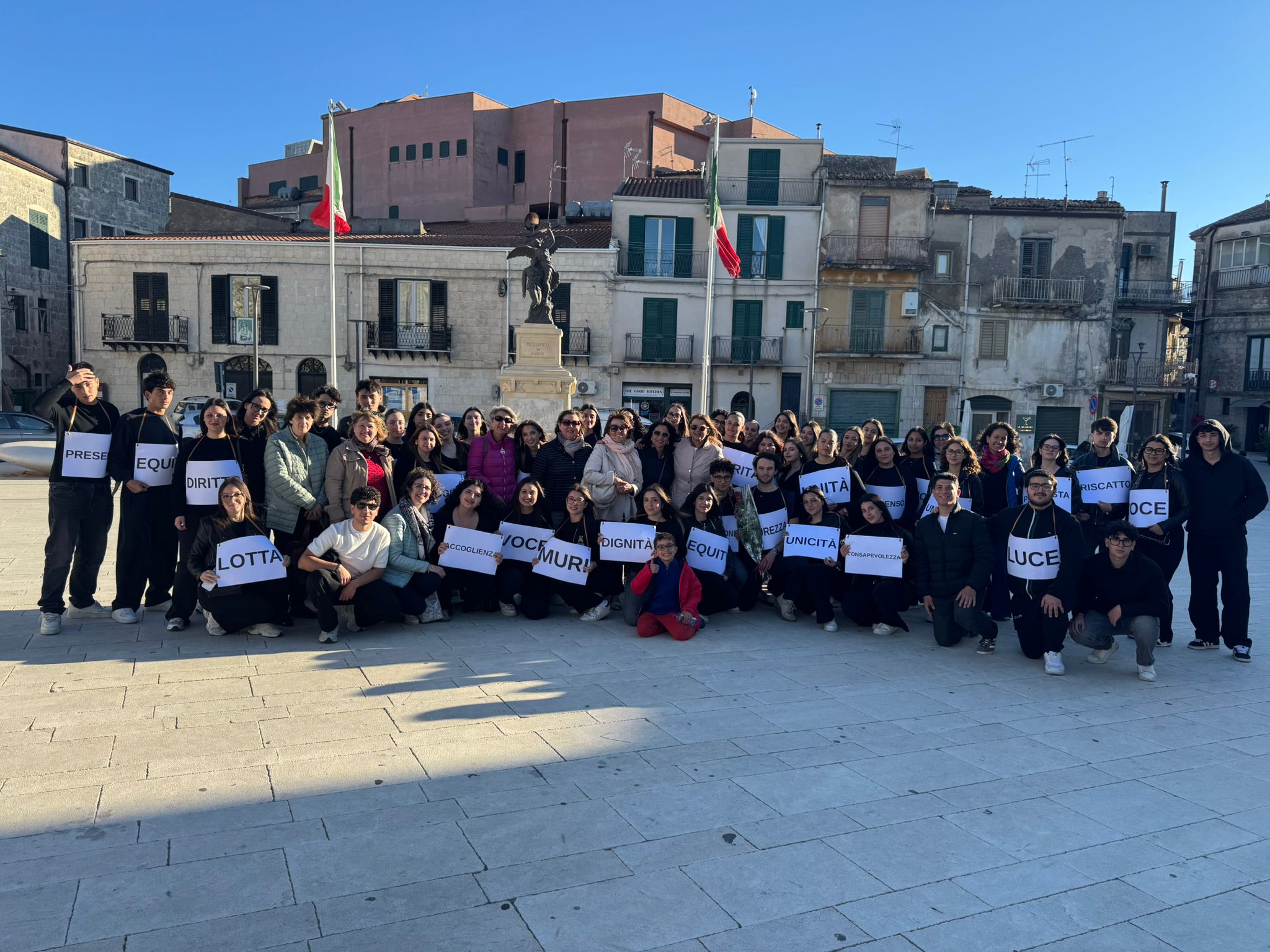 “Il Grido dell’Invisibile”: i ragazzi del Virgilio danno voce e corpo ai diritti in Piazza Umberto I° a Mussomeli