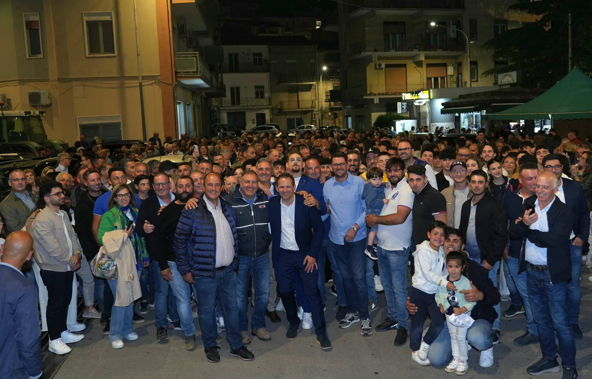 Mussomeli, agricoltori e allevatori in piazza con trattori  ai festeggiamenti del neo sindaco Gianluca Nigrelli con auspici e attese. Già a lavoro.