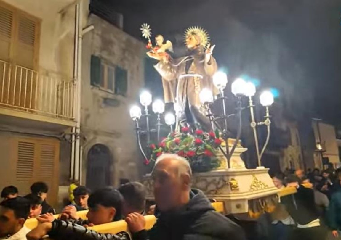 Mussomeli, conclusi festeggiamenti di San Pasquale. I congregati con abitini e mantelle partecipano ai solenni riti religiosi