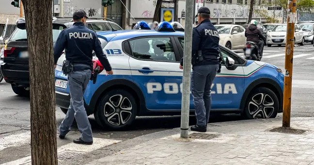 Prova a rubare 6 paia di occhiali fingendo di provarli: scoperta dalla commessa e denunciata dalla Polizia