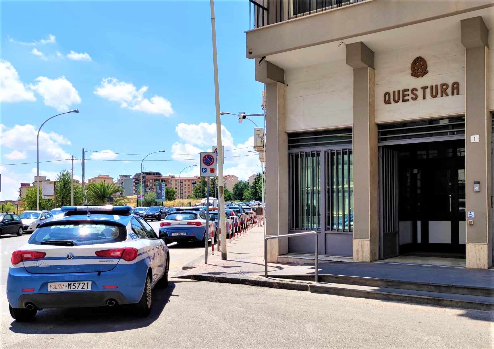 Caltanissetta. Furto in un supermercato: agente di Polizia libero dal servizio non esita ad inseguire gli autori facendone fermare uno