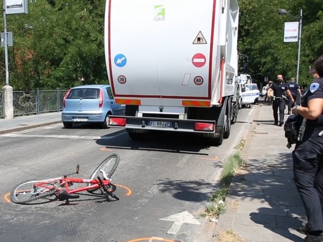 Investito da un camion della nettezza urbana mentre era in sella alla sua bici: morto bambino di 11 anni