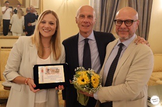 Caltanissetta, quando il lavoro è una missione: consegnata una menzione di benemerenza alla maestra Samanta Lacagnina