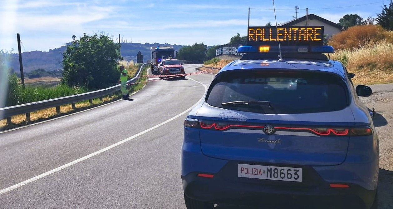 Caltanissetta. Nella SS 122, dopo il Villaggio Santa Barbara, s’è aperta una voragine sul manto stradale