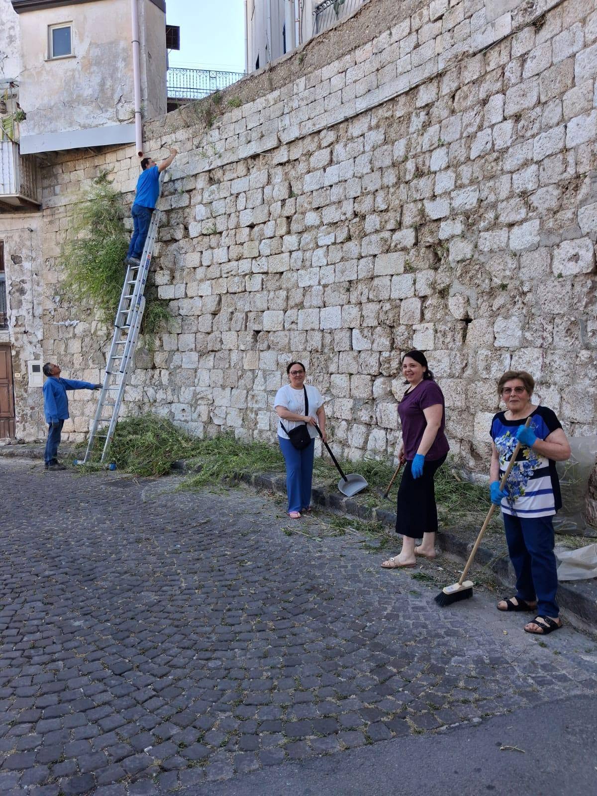 Sutera, lavori di scerbamento spazi pubblici: cittadini volontari in azione