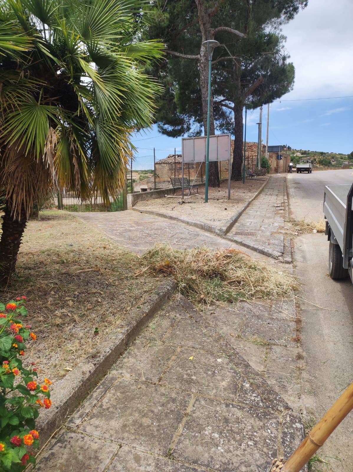 Vallelunga, proseguono lavori scerbamento nel territorio