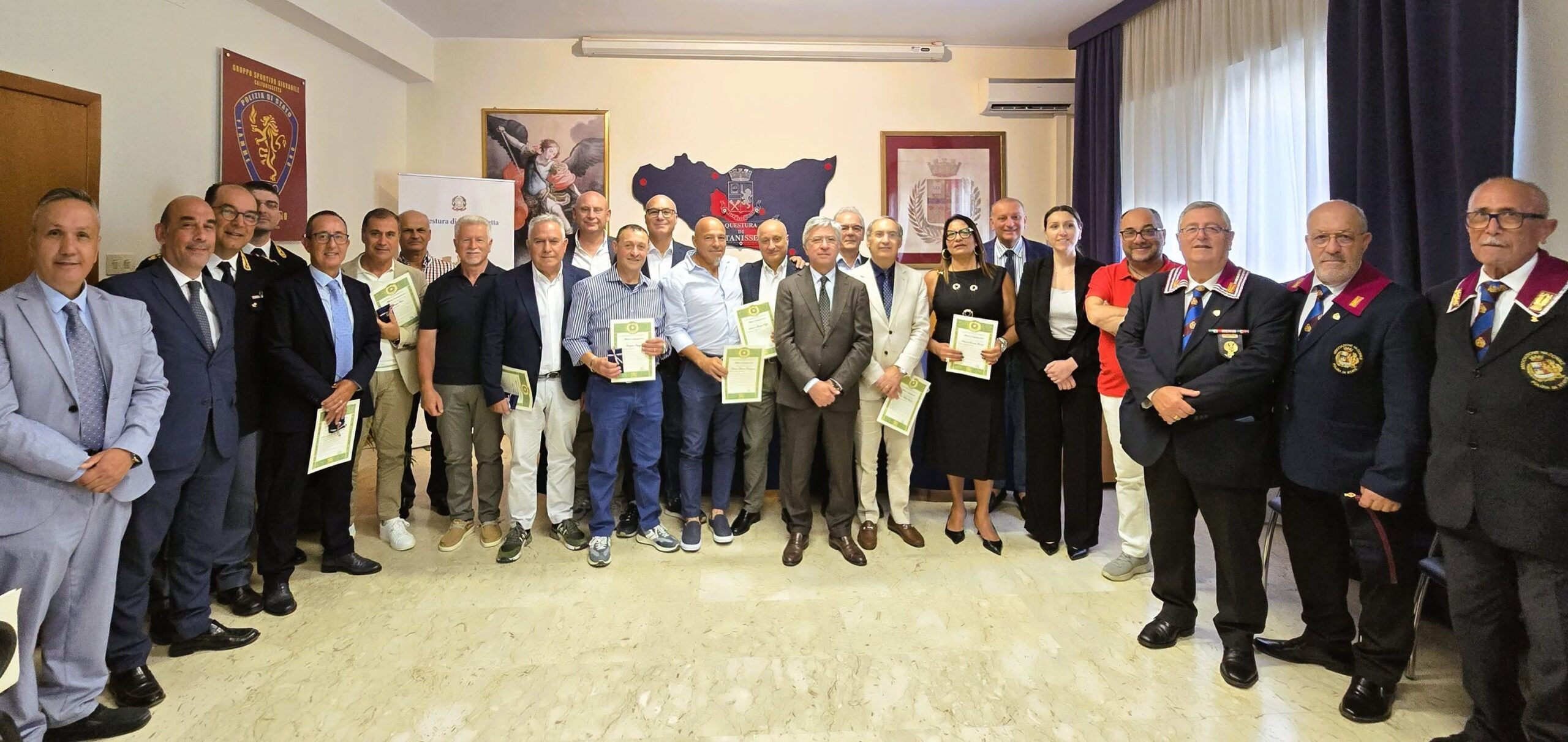 Caltanissetta. Il Questore ha consegnato medaglie di commiato ai poliziotti che hanno lasciato il servizio attivo nel 2026