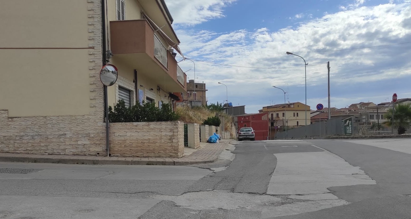 Riesi. In corso d’opera lavori nel centro abitato per l’installazione di nuovi specchi parabolici di sicurezza