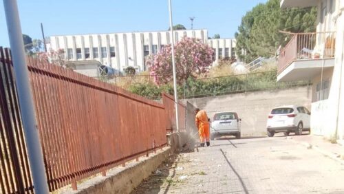 Vallelunga. Continuano gli interventi di scerbamento e pulizia del centro abitato