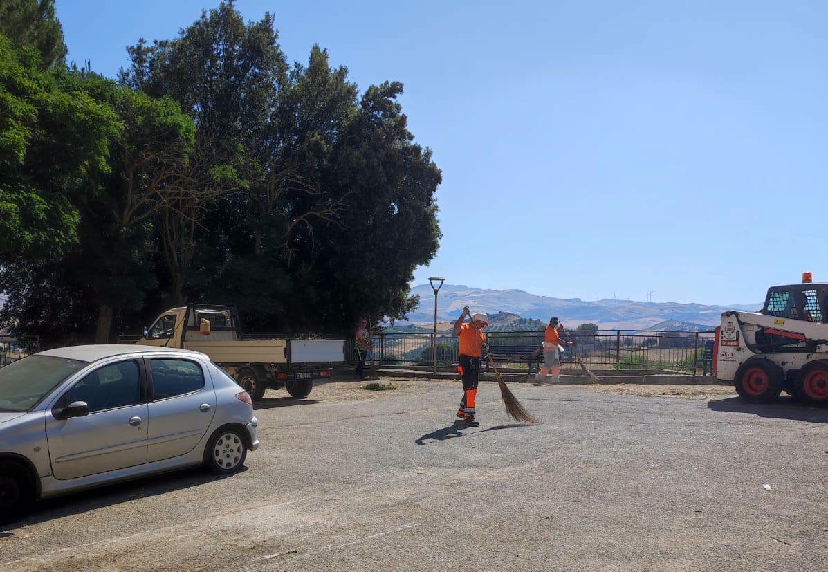 Vallelunga. Proseguono gli interventi di scerbamento e pulizia del centro abitato