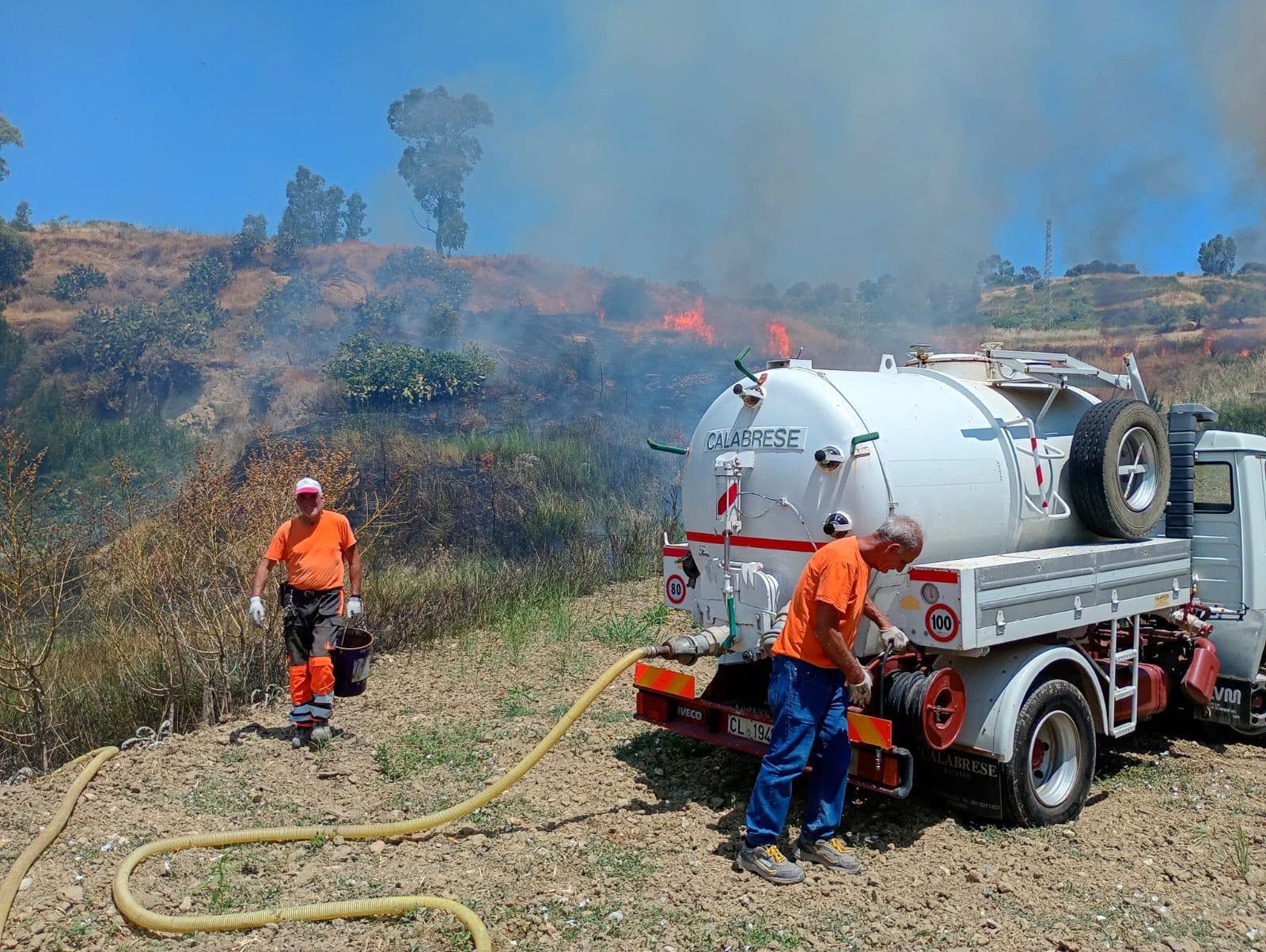Vallelunga. Ancora un vasto incendio: salvate due case dalle fiamme. Il “grazie” del sindaco a Vigili del Fuoco, operai, volontari e assessori
