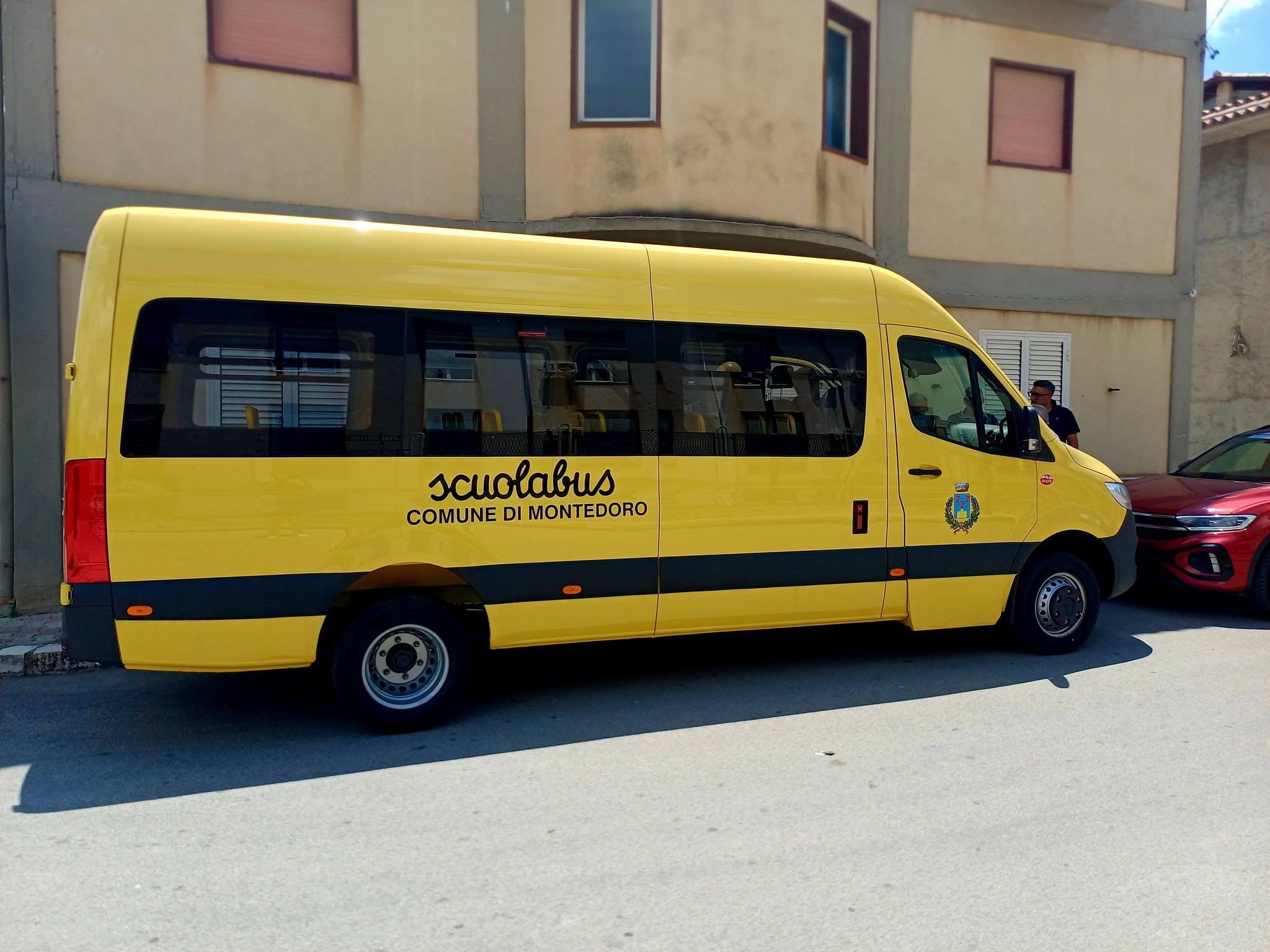 Montedoro. Consegnato nuovo scuolabus per il trasporto scolastico degli studenti