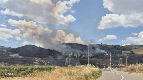 Devastante incendio nelle campagne di Villalba: in fumo oltre 300 ettari di grano. La solidarietà del sindaco di Marianopoli