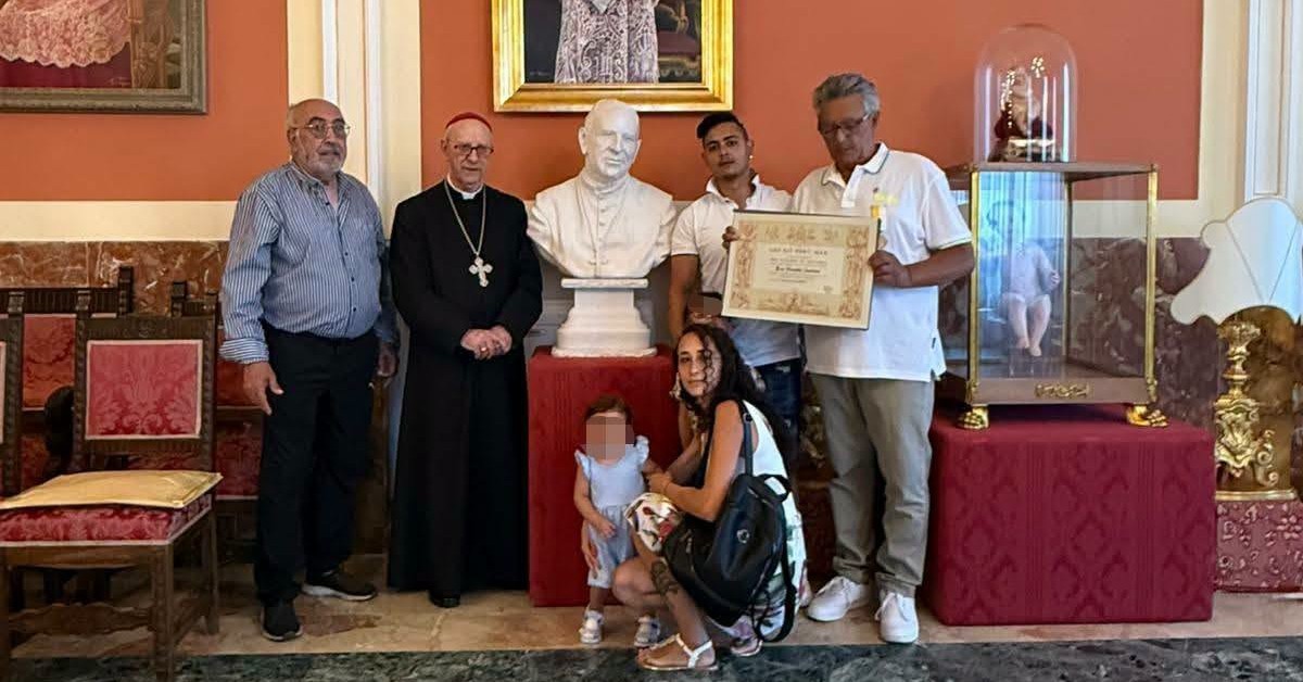San Cataldo. Da padre a figlio, promessa mantenuta: dopo 30 anni donato mezzobusto al vescovo Mario Russotto