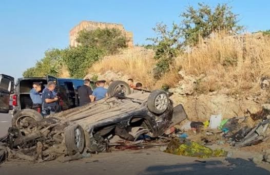 Auto si ribalta: morti sul colpo i tre passeggeri, distrutta una famiglia