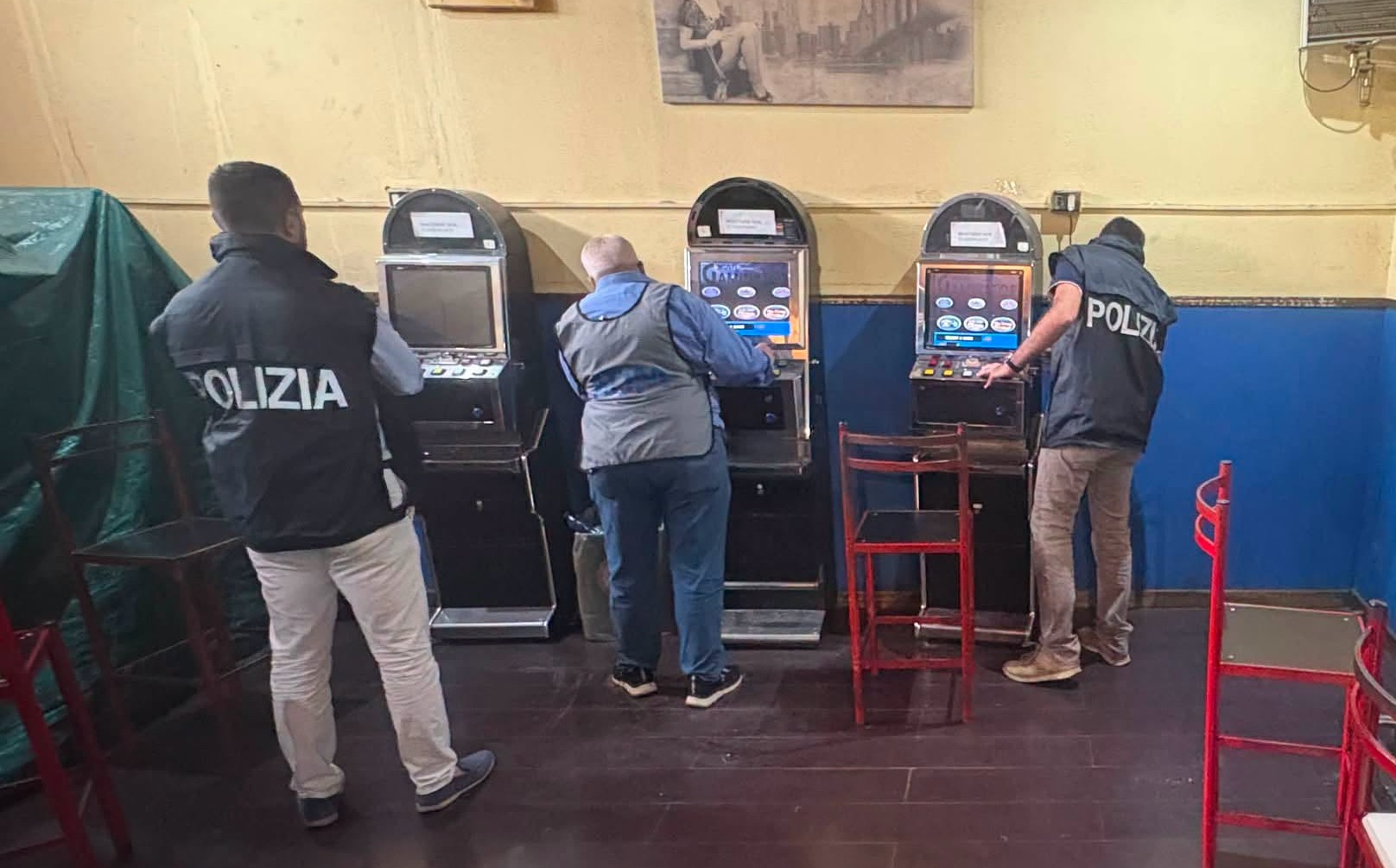 In un circolo privato sequestrati dalla Polizia 14 apparecchi da gioco irregolari con maxi multa di 700 mila euro