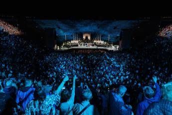 All’Arena di Verona 11mila calici al cielo: record del mondo per il brindisi collettivo
