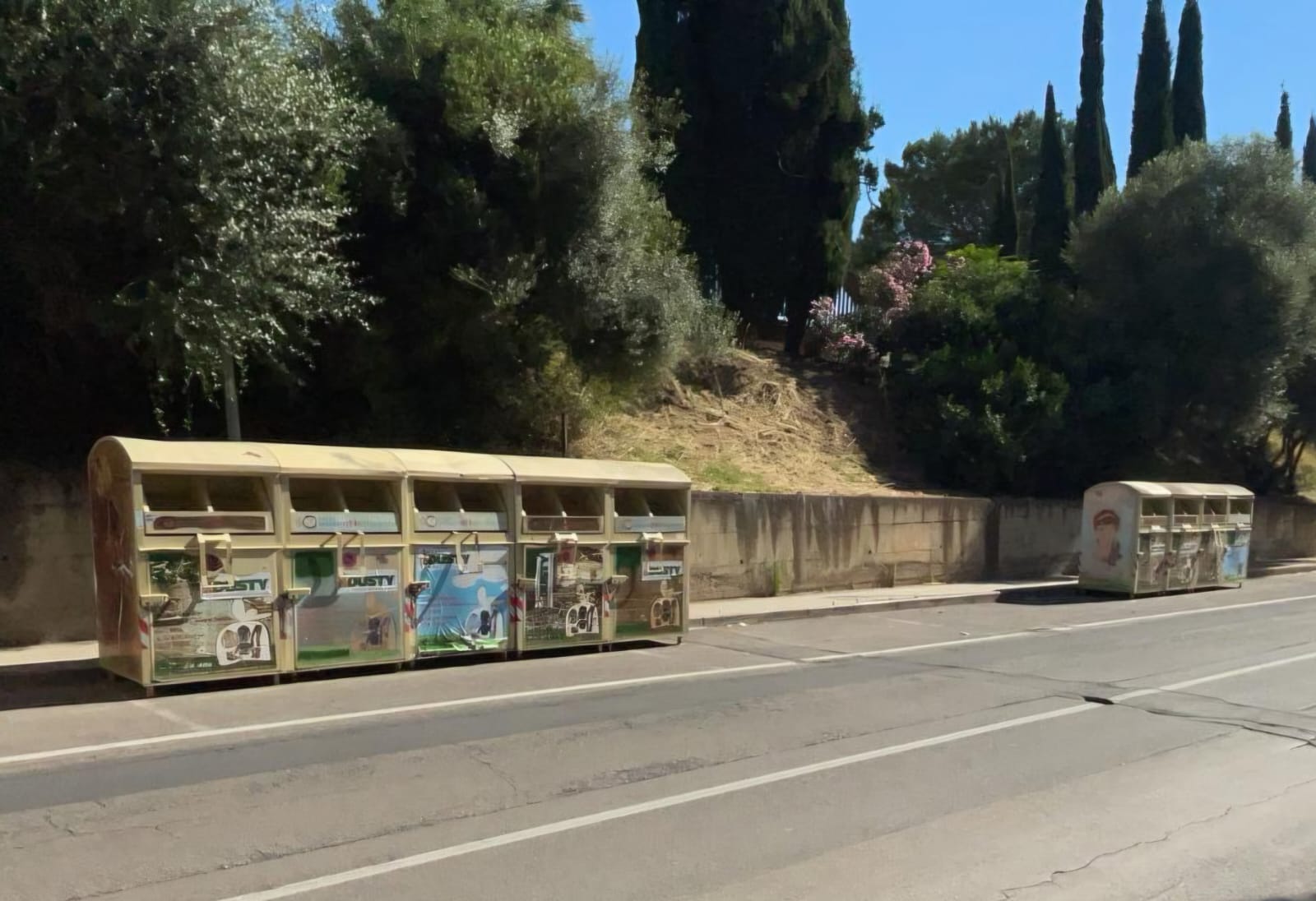 Raccolta abiti usati, a Caltanissetta nuova collocazione dei contenitori in via Luigi Lo Monaco