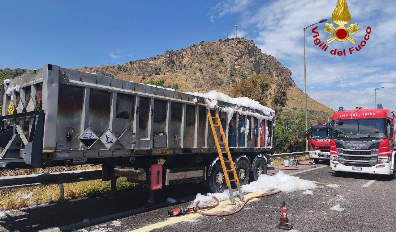 Autoarticolato a fuoco tra Villabate e Bagheria, intervento dei Vigili del Fuoco